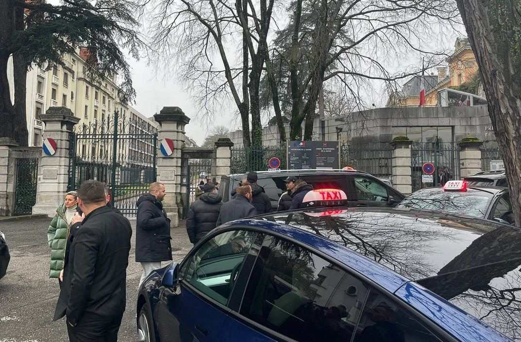 manifestation des taxis devant la préfecture de Chambéry