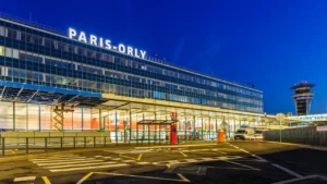 Le soir à l'aéroport d'Orly l'attente pour un VTC Uber peut atteindre 2h heures