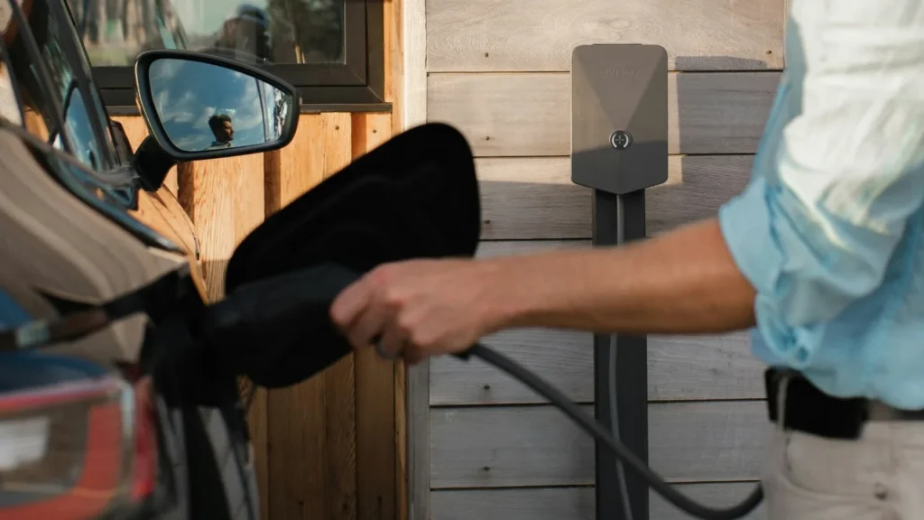 Solution de recharge à domicile pour véhicules électriques, offrant une charge rapide et sécurisée directement depuis chez soi