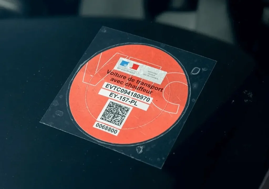 macaron pour chauffeur vtc, posé sur le coté avant gauche du parebrise