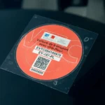macaron pour chauffeur vtc, posé sur le coté avant gauche du parebrise