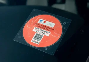 macaron pour chauffeur vtc, posé sur le coté avant gauche du parebrise