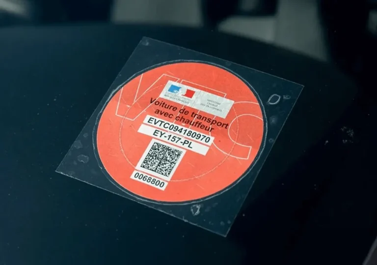 macaron pour chauffeur vtc, posé sur le coté avant gauche du parebrise