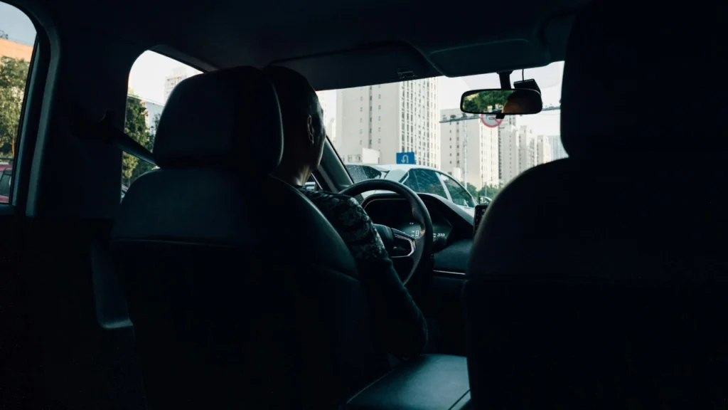 un chauffeur Uber taxi à Paris