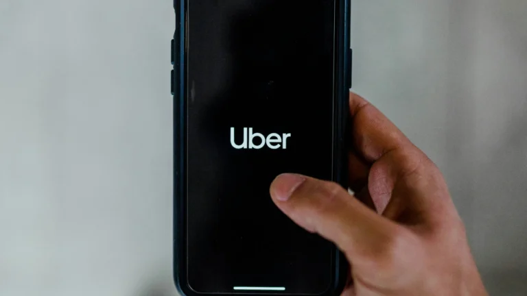 un client qui commande un taxi sur Uber