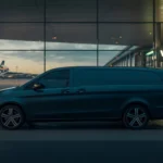 le van d'un chauffeur VTC en attente à l'aéroport de Roissy