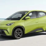 BYD Seagull verte de profil trois-quarts : citadine électrique compacte, 220 à 322 km d’autonomie WLTP, design affûté