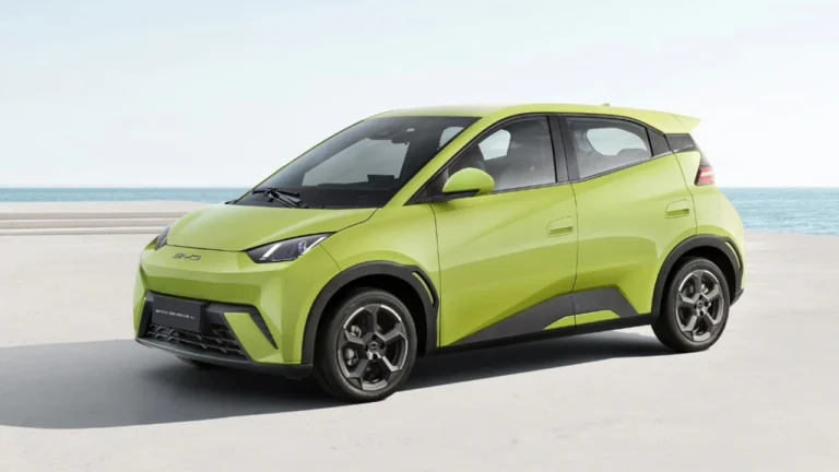 BYD Seagull verte de profil trois-quarts : citadine électrique compacte, 220 à 322 km d’autonomie WLTP, design affûté