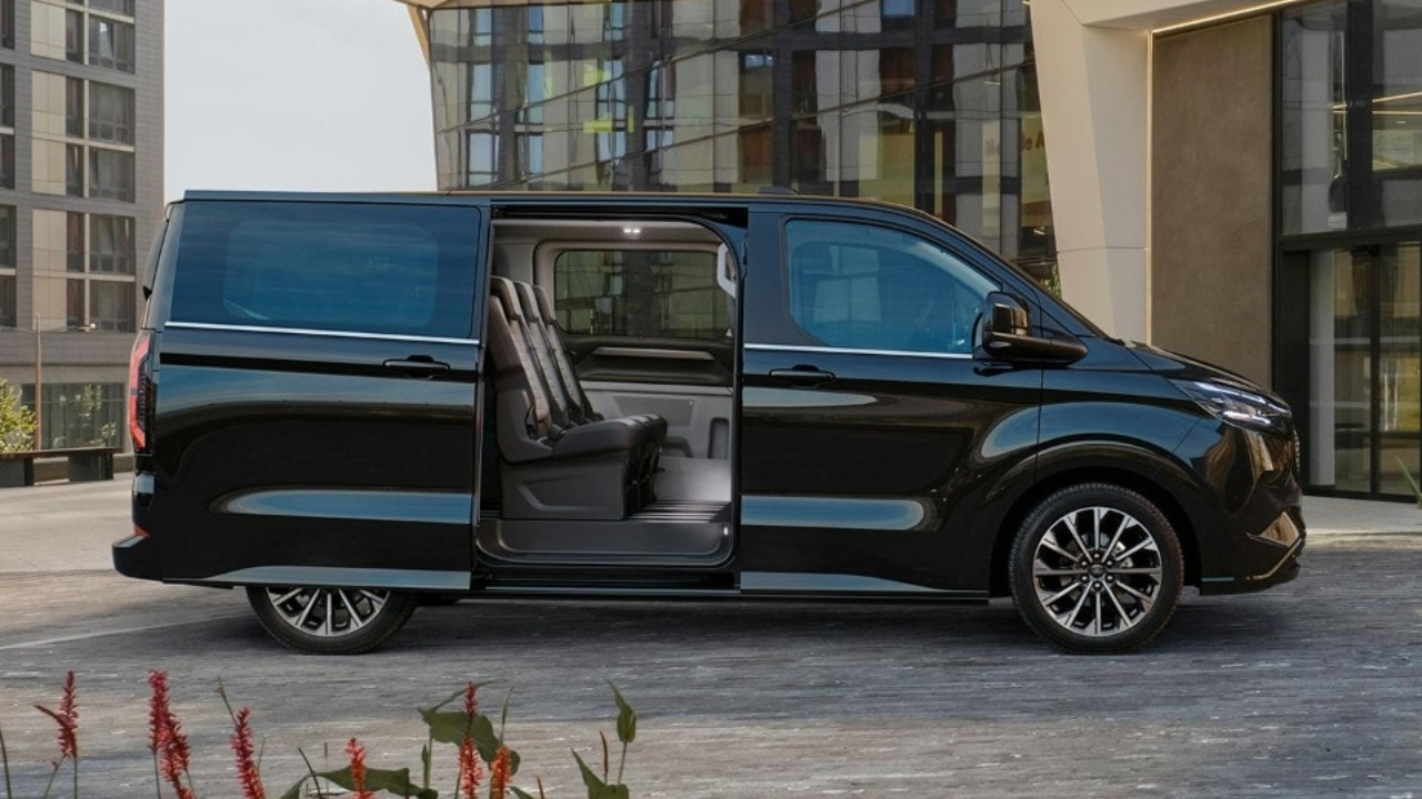 Ford Tourneo Custom L1 en finition titanium de couleur noir