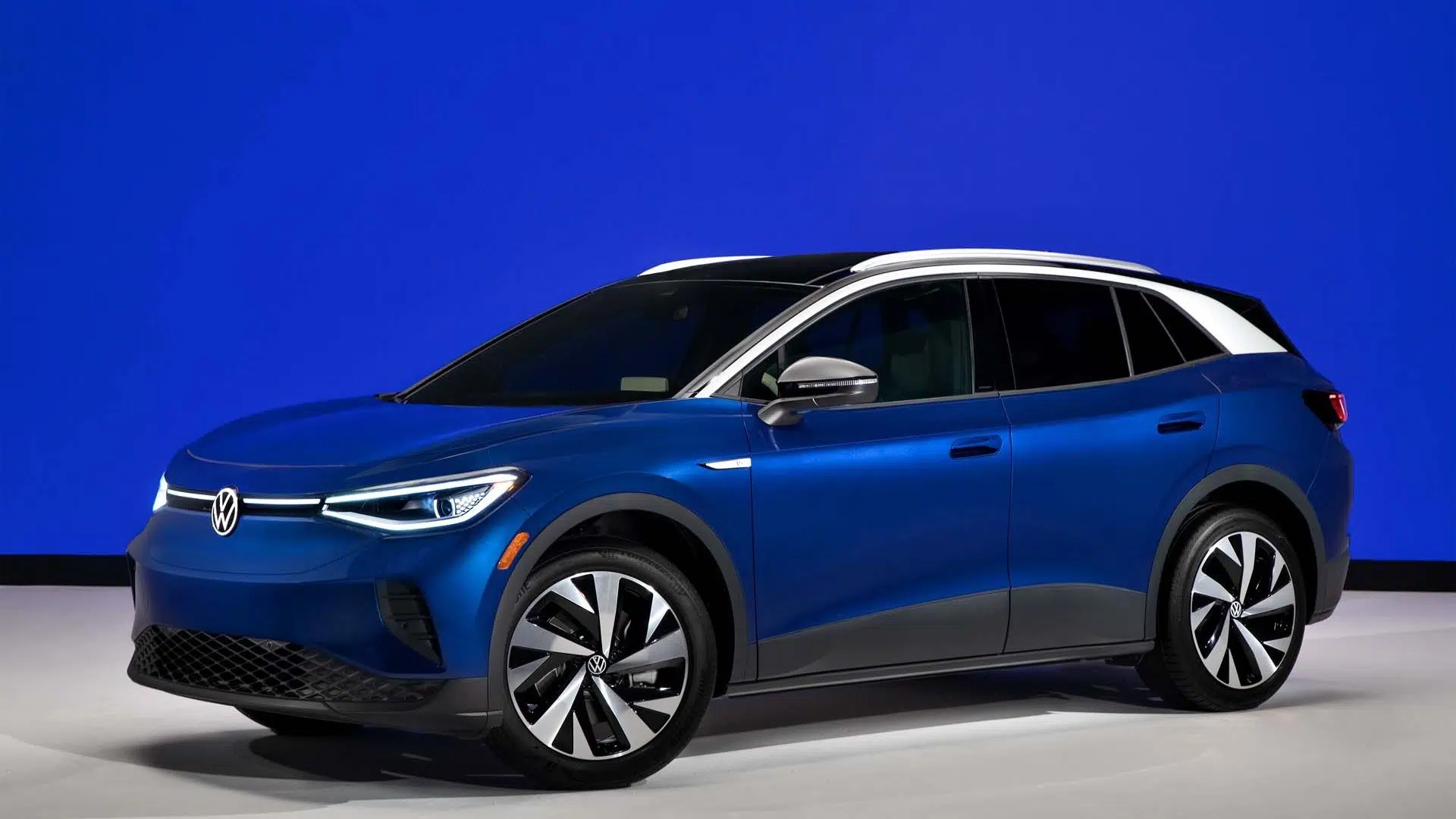une Volkswagen-ID.4 de couleur bleu dans un showroom