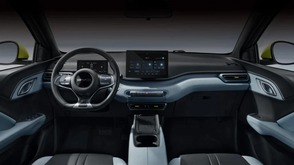 Intérieur BYD Seagull : tableau de bord épuré, écran tactile central, instrumentation numérique, volant multifonction