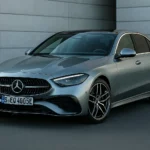 Vue avant de la Mercedes Classe E (2023) garée devant un mur en béton