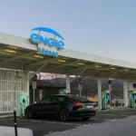 Tesla Model 3 en charge sur une borne de recharge Engie Vianeo
