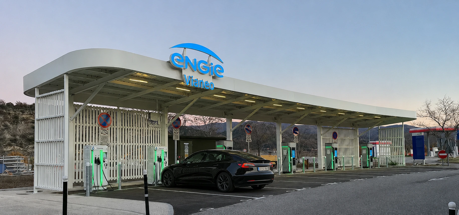 Tesla Model 3 en charge sur une borne de recharge Engie Vianeo
