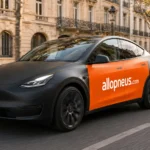 Une Tesla Model Y qui fait de la publicité sur voiture rémunéré pour la marque AlloPneu.com