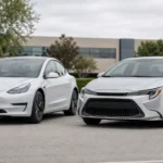 Tesla Model 3 électrique et Toyota Corolla hybride garées côte à côte, deux choix populaires pour l'activité VTC