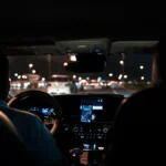 un chauffeur VTC qui travaille de nuit après avoir passé l'équivalence