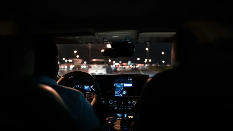 un chauffeur VTC qui travaille de nuit après avoir passé l'équivalence
