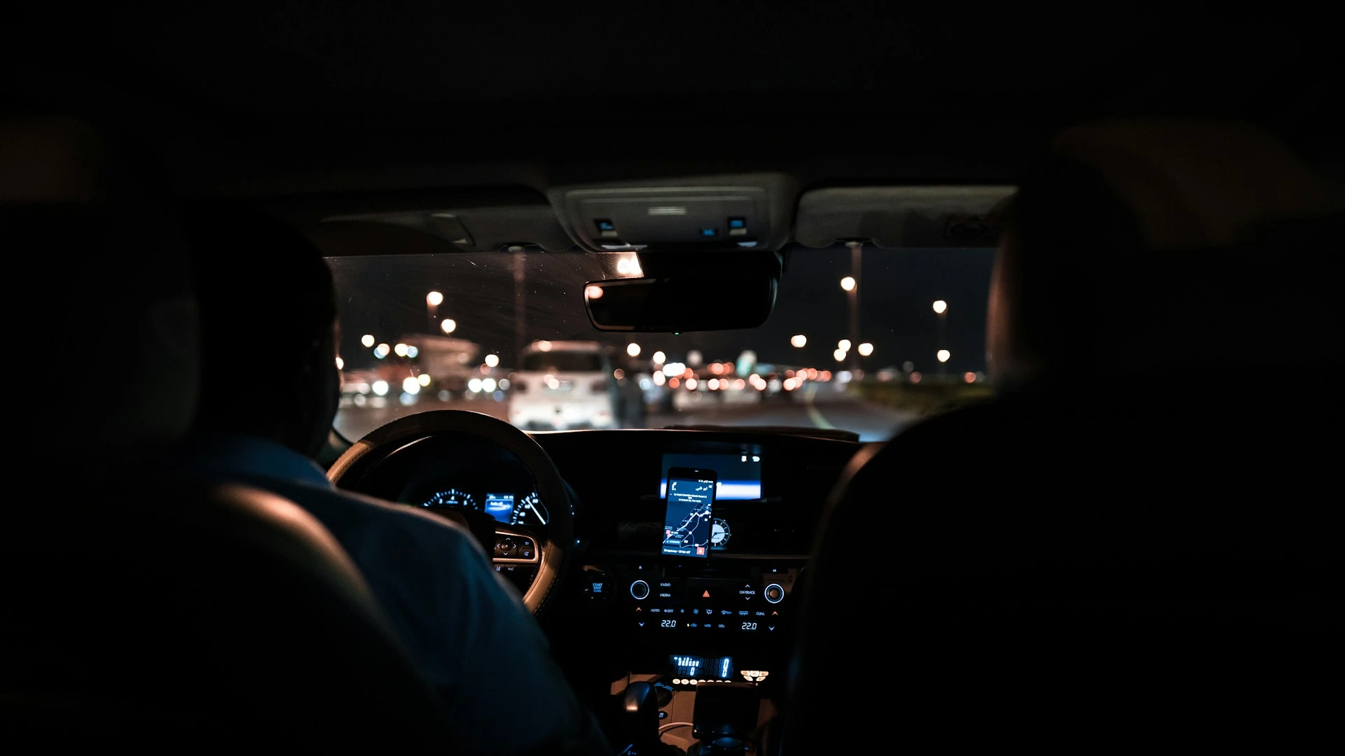 un chauffeur VTC qui travaille de nuit après avoir passé l'équivalence