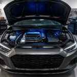Moteur de voiture moderne illumine